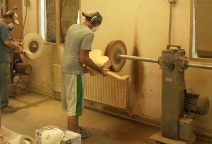 Gibson Guitars - Guitar Sanding